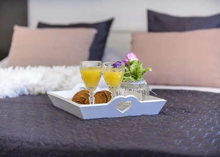 Lorelai Apartments